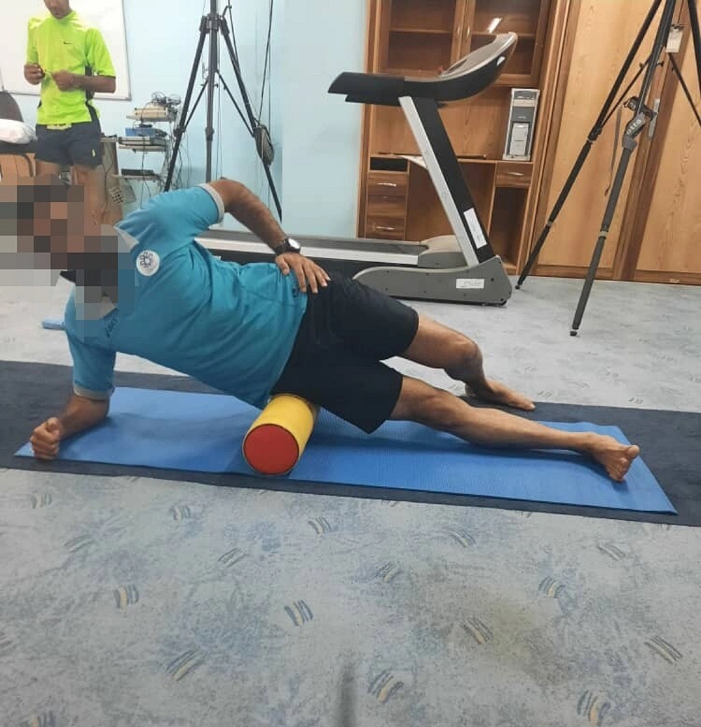 Foam roller for iliotibial band Foam roller for iliotibial band
